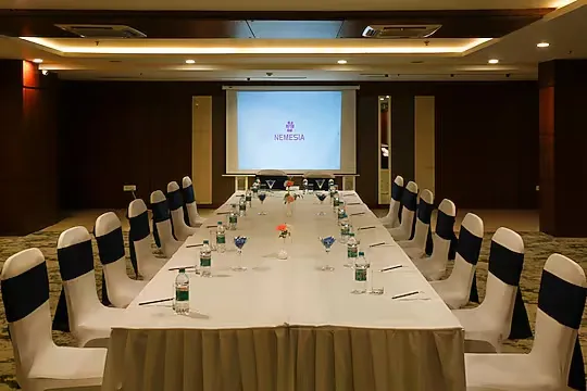 hotel with free parking in sector 29, gurugram - alivaa hotel millennium city center