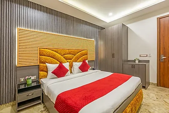 tourist hotels in haris court cyber city gurugram