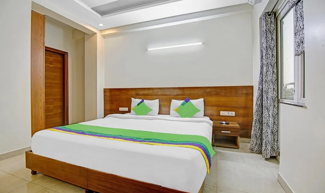 5 star hotels in hotel aroma residency gurugram