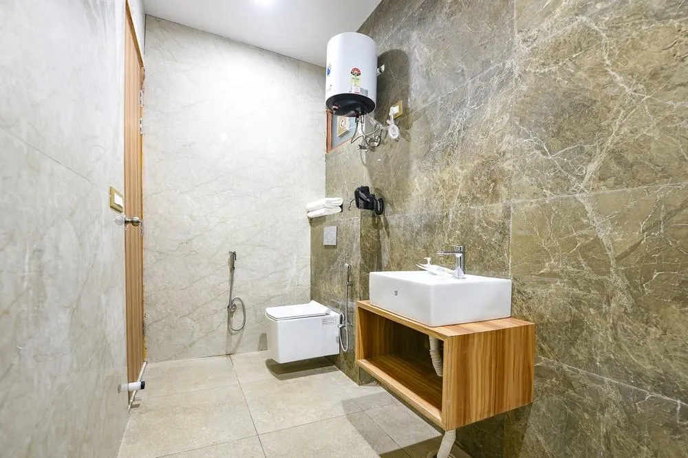 luxury hotel in hotel naveen stay gurugram