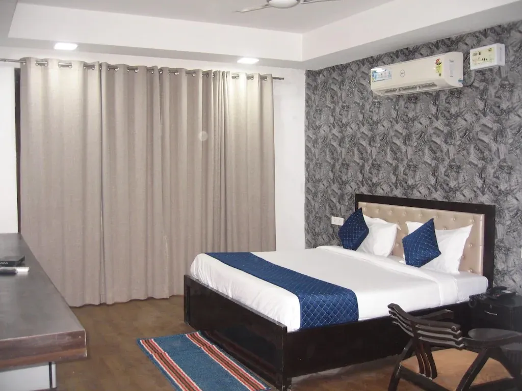 couple friendly hotels in hotel posh classic gurugram