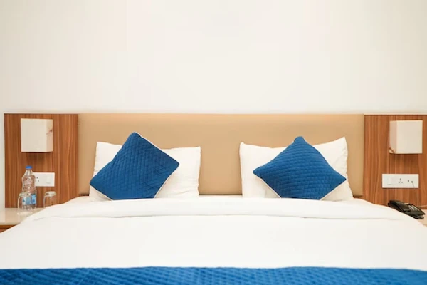 hotel with bar in sector 43, gurugram - inception residence