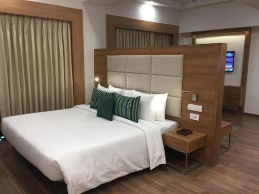 hotel with meeting room in sector 60, gurugram - lemon tree hotel sector 60 gurgaon
