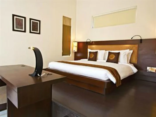 hotel with swimming pool in manesar, gurugram - lemon tree hotel tarudhan valley gurgaon