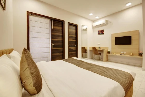 best 5 star hotels in limewood stay corporate huda city centre gurugram