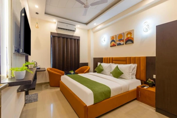 best luxury hotel in limewood stay premier golf course road sector 42 gurugram