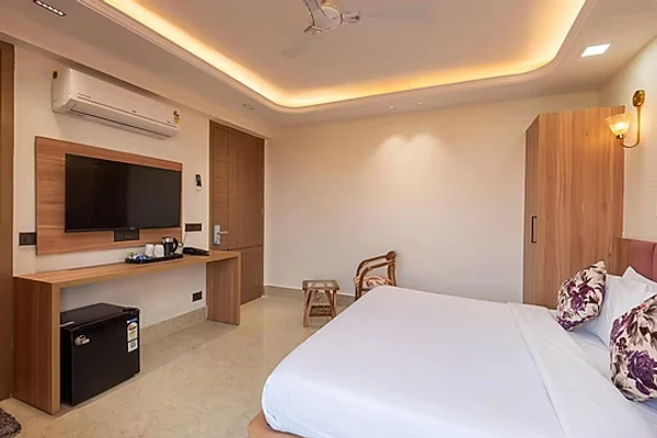 family hotel with pool in sector 53, gurugram - qotel siganture golf course road