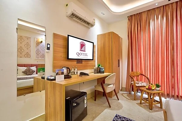 hotel near gurugram railway station - qotel siganture golf course road