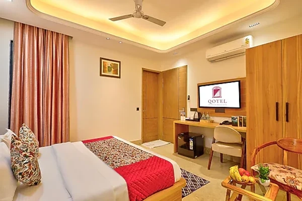 hotel with free parking in sector 53, gurugram - qotel siganture golf course road