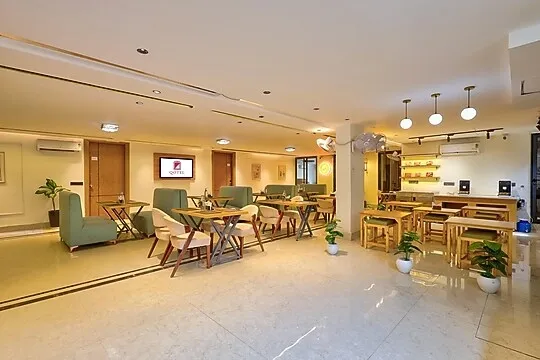 hotel with bar in sector 53, gurugram - qotel siganture golf course road
