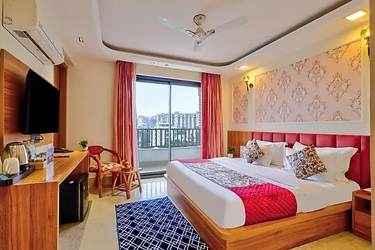 hotel near gurugram railway station - qotel siganture golf course road