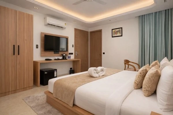 hotel with gym in sector 53, gurugram - qotel siganture golf course road