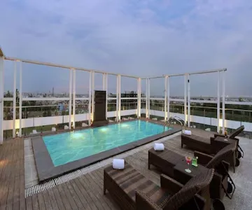 hotel with meeting room in sector 14, gurugram - quality inn gurugram