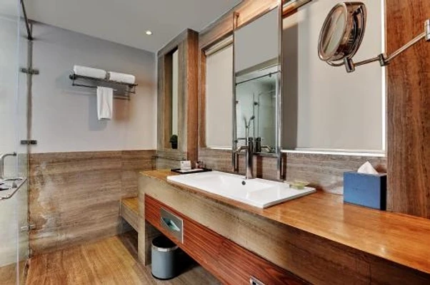 hotel with bar in sector 14, gurugram - quality inn gurugram