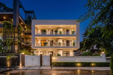 hotel with bar in sector 43, gurugram - royal residence golf view