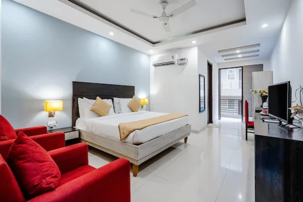 hotel with bar in sector 43, gurugram - royal residence golf view