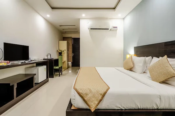 hotel with gym in sector 43, gurugram - royal residence golf view