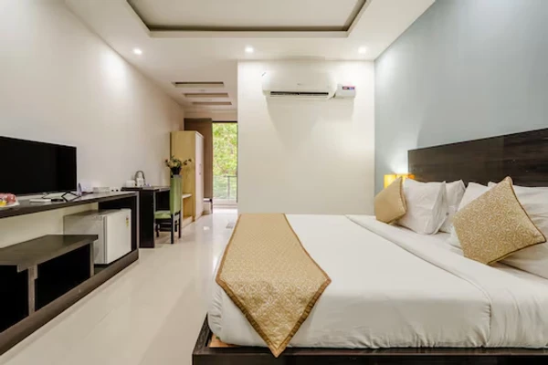 hotel with free parking in sector 43, gurugram - royal residence golf view