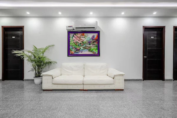 hotel with bar in sector 43, gurugram - royal residence golf view