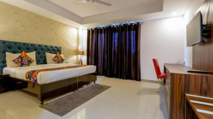 hotel with gym in golf course road, gurugram - tipsyy inn sutes 007