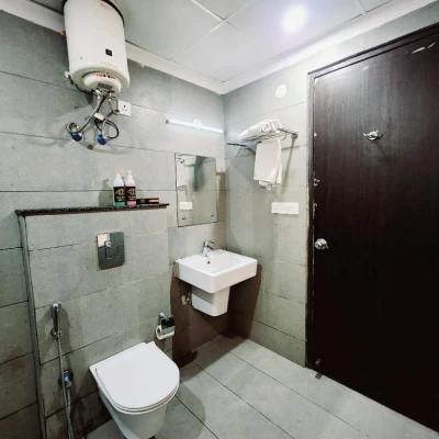 hotel with bar in golf course road, gurugram - tipsyy inn sutes 007