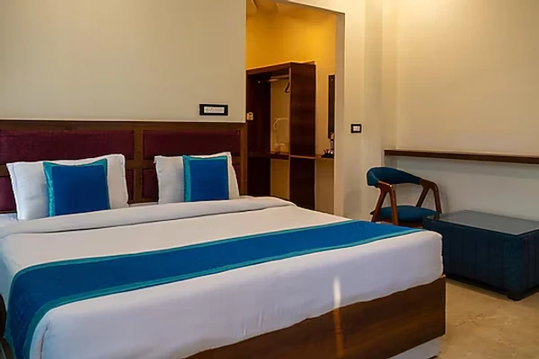 hotel with bar in fatehpur, haldwani - trevon the shire inn