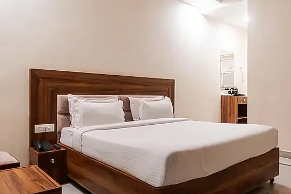 hotel with free parking in bhoopatwala, haridwar - hotel avisha ganga retreat