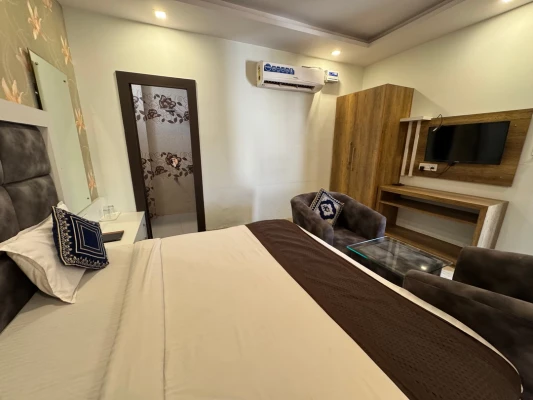 hotel with free parking in sharadha puram colony, haridwar - hotel elgrovia