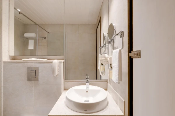 hotel with swimming pool in vidyanagar, hubli - lemon tree hotel hubli