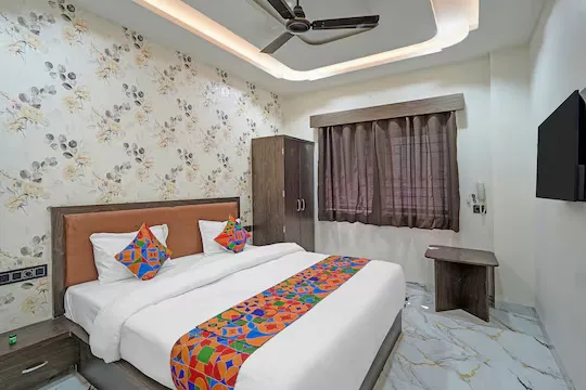 3 star hotel in mr 10 road indore, indore - hotel aurika retreat