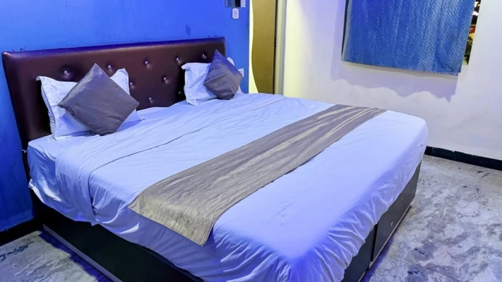 hotels for couple in hotel br greens indore
