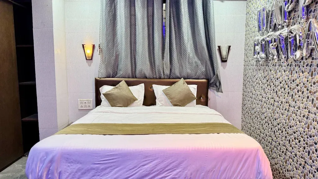 cheap and best hotels in hotel br greens indore