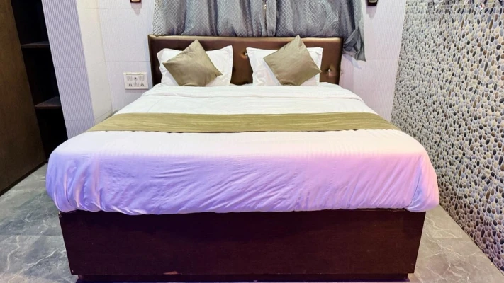 hotel with swimming pool in mahalakshmi nagar, indore - hotel br greens