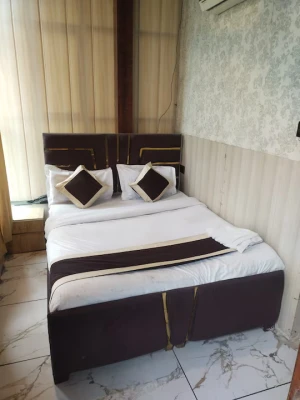 hotels for unmarried couples in hotel city pride by oyteo indore