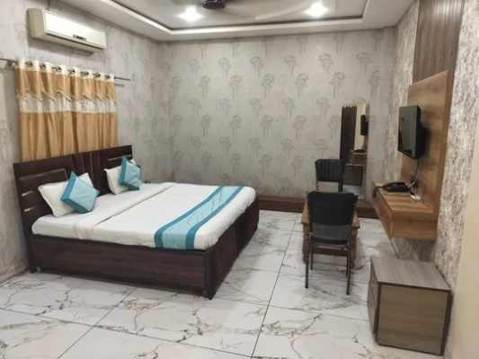 jacuzzi hotel in rajwada, indore - hotel city pride by oyteo