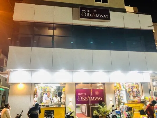 business travel hotels in hotel dreamway by oyteo indore