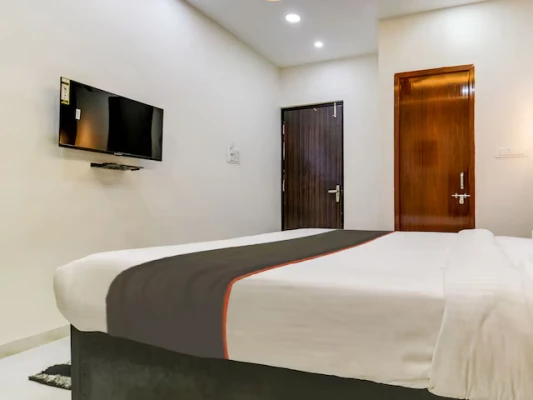 hotel with banquet hall in mr 10 road indore, indore - hotel iconic stay by igh