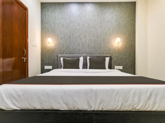 jacuzzi hotel in mr 10 road indore, indore - hotel iconic stay by igh