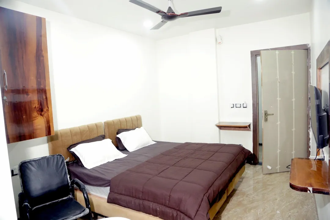 hotel near indore airport - hotel kiwi inn