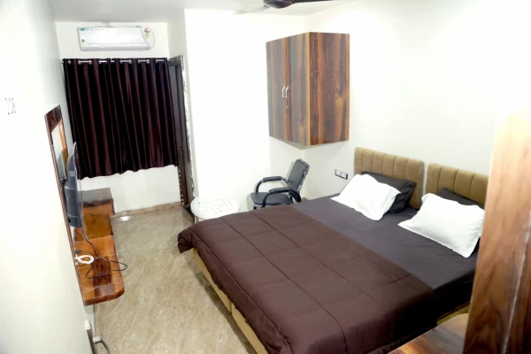 jacuzzi hotel in kesar bag colony, indore - hotel kiwi inn