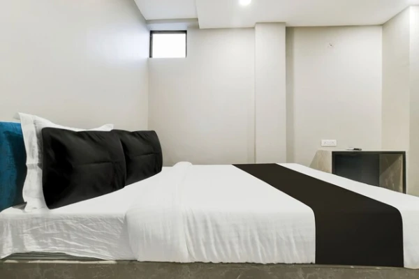 hotel with free parking in pipliyahana, indore - hotel lake view