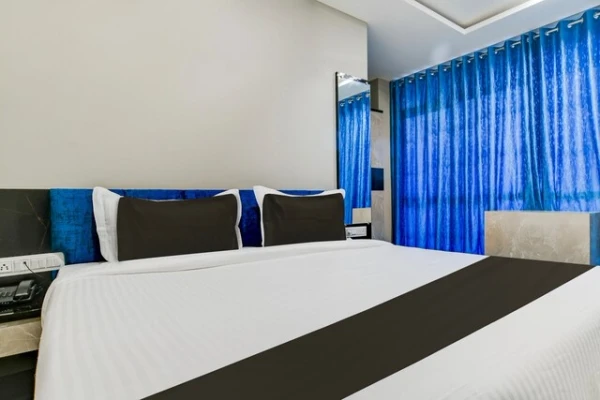 hotel with banquet hall in pipliyahana, indore - hotel lake view