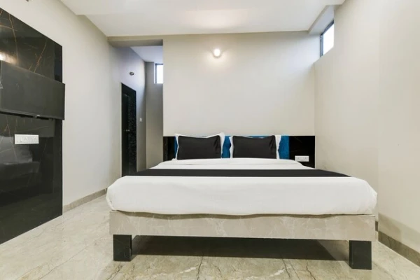 jacuzzi hotel in pipliyahana, indore - hotel lake view
