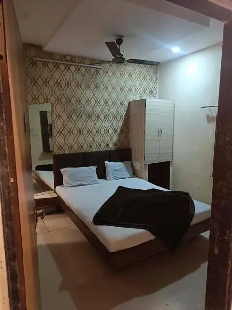 hourly hotels in hotel mahakal palace by oyteo indore