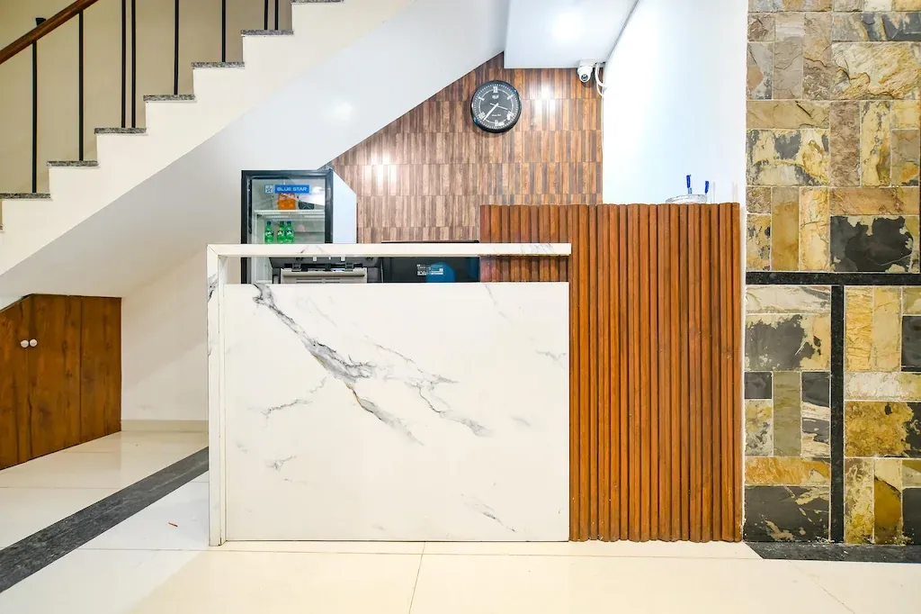 hotel with free parking in bombay hospital square ring road, indore - hotel suraj kunj