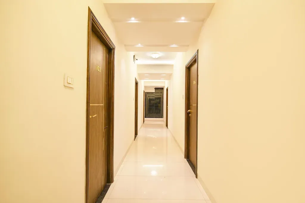 hotel with bar in bombay hospital square ring road, indore - hotel suraj kunj