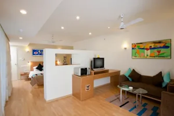 hotel with meeting room in tukoganj, indore - lemon tree hotel indore