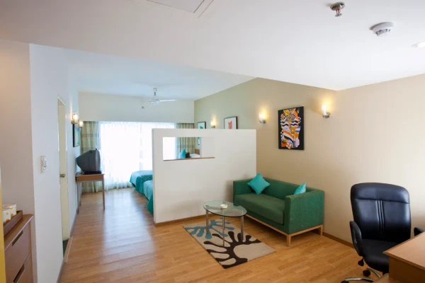 hotel with meeting room in tukoganj, indore - lemon tree hotel indore