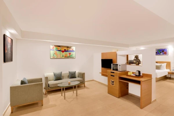 jacuzzi hotel in tukoganj, indore - lemon tree hotel indore