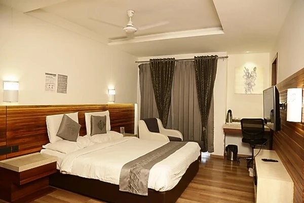 couple friendly hotels in loto hotel premier vijay nagar indore